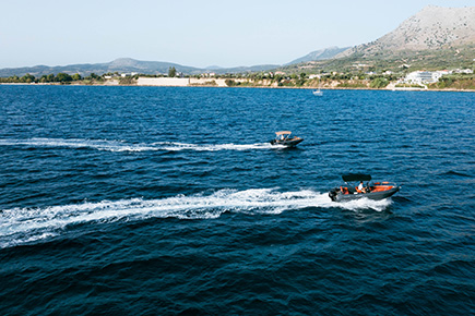 tours cruises  around   boats